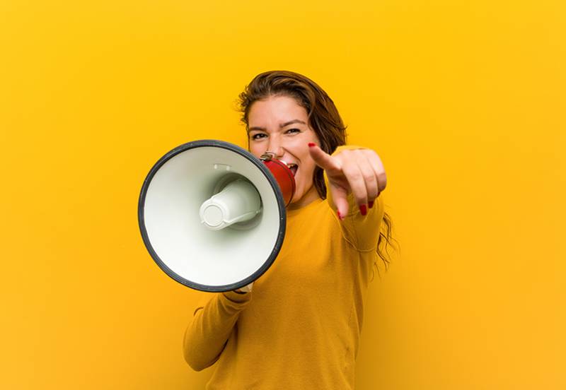 Frau hat Megaphone in der Hand